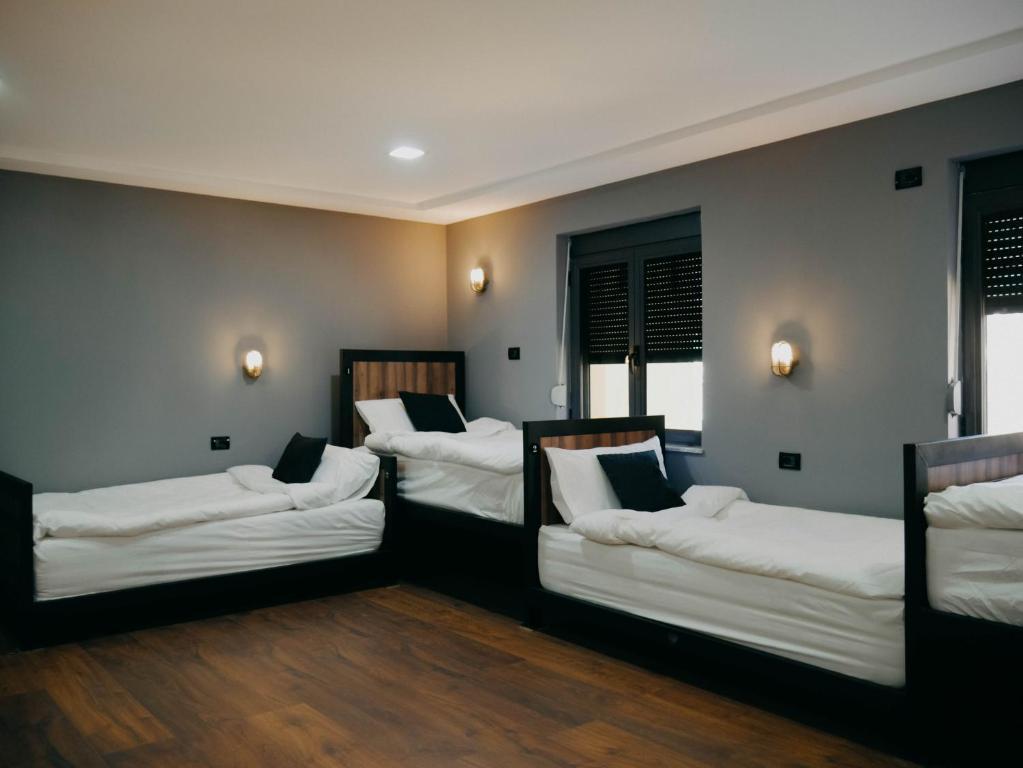 The Maze Hostel Tirana Kültér fotó