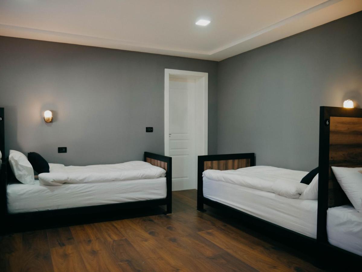 The Maze Hostel Tirana Kültér fotó